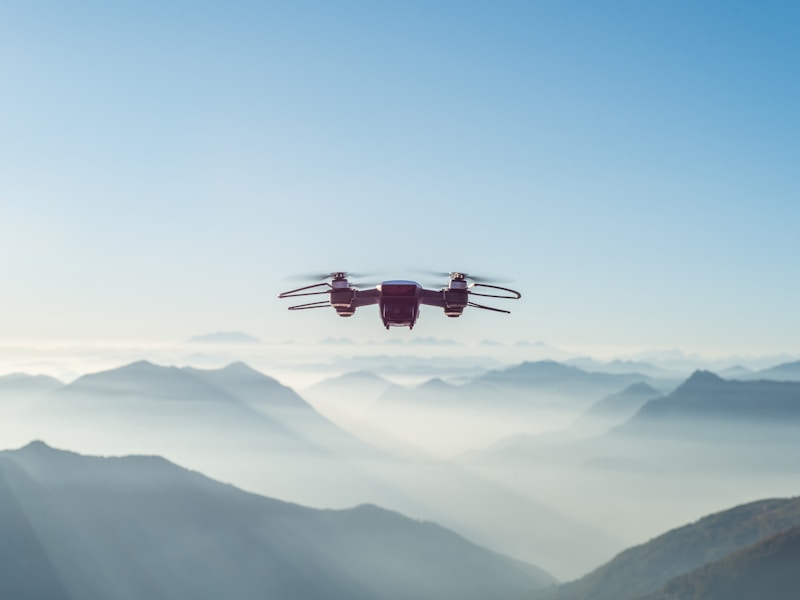 طائرة درون تحلق فوق موقع بناء لمسح جوي